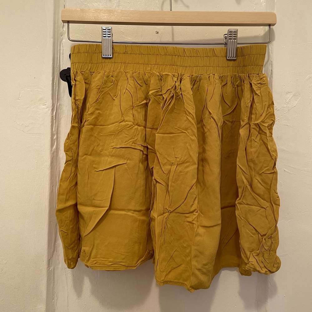 Forever 21 women’s mustard yellow mini skirt, size M